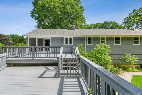 11 Colonial Dr, North Haven CT 06473-1238 exterior