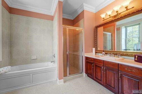 5203 Rio Vis Dr, Mahwah NJ 07430-4511 exterior