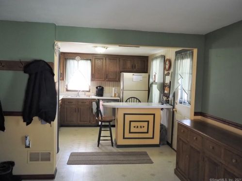 94 Hawthorne St, Manchester CT 06042-3021 exterior