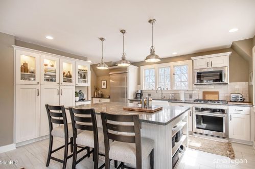 1830 Bridge St, Grand Rapids, MI 49504-4921