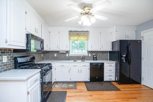 13 Gaylord Rd, Windsor Locks CT 06096-2815 exterior