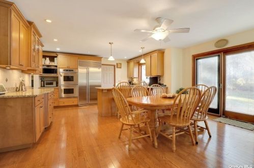 30 Buckingham Ln, Bohemia NY 11716-3979 exterior