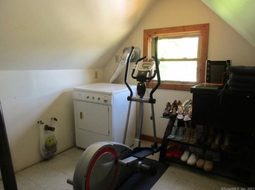 324 Oak Ave, Torrington CT 06790-6538 exterior