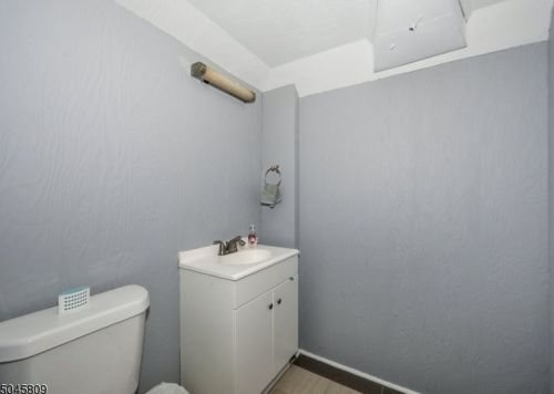 18 Roosevelt Ave, Hasbrouck Heights NJ 07604-1011 exterior