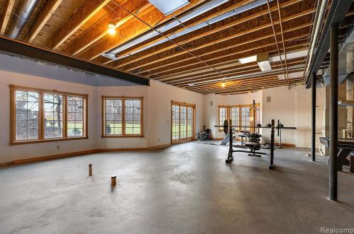 2384 Pebble Crk Dr, Rochester MI 48363-2228 exterior