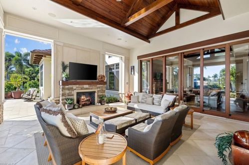 655 Bougainvillea Rd, Naples FL 34102-5545 exterior