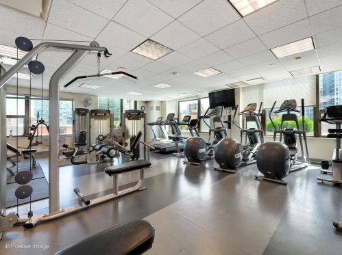 400 Clinton St, Chicago IL  60607-3803 exterior