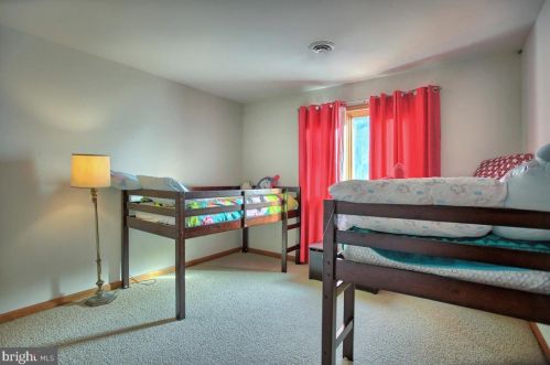 409 Dart Dr, Hanover PA 17331-1327 exterior