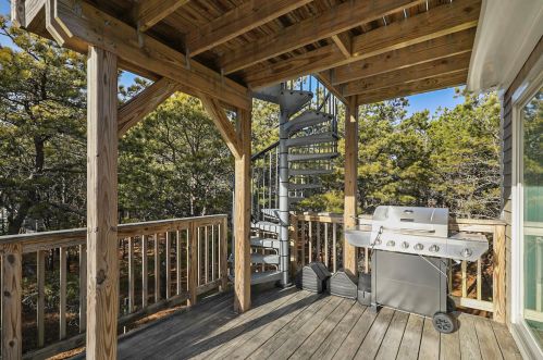 375 Hatch Rd, Eastham MA 02642-1847 exterior