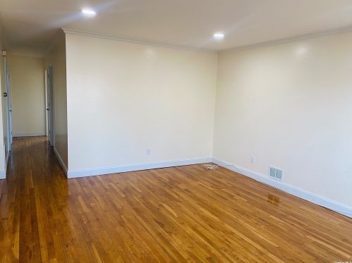 32 Elm St, Central Islip NY  11722-4145 exterior