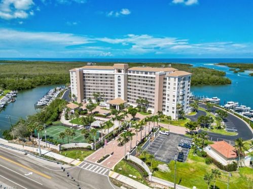 13105 Vanderbilt Dr, Naples FL 34110-6404 exterior