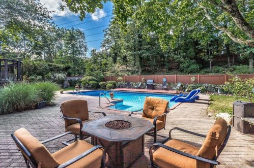 66 Gannet Dr, Commack NY 11725-4929 exterior