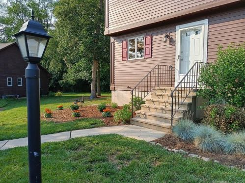 91 Candlewood Dr, Enfield, CT 06082-2738