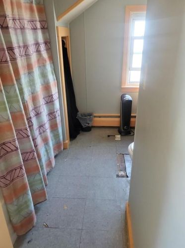 8 Ledyard St, Middletown RI 02840-1828 exterior