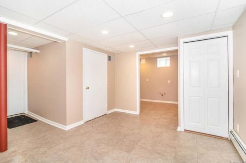 251 239 St, Bronx NY 10470-1811 exterior