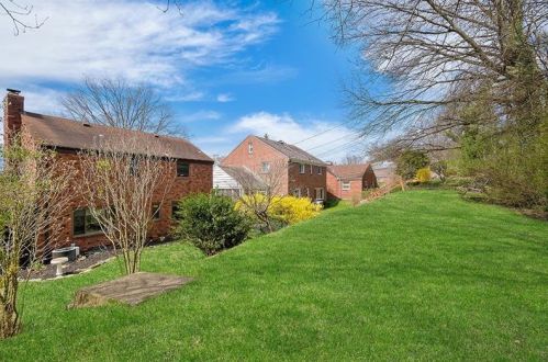 833 Macarthur Dr, Pittsburgh PA 15228-1704 exterior