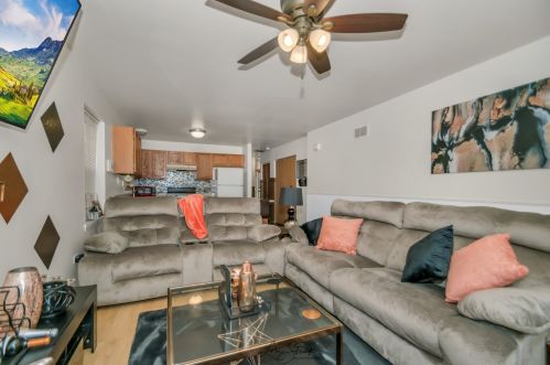 3858 Grenshaw St, Chicago, IL 60624-4215