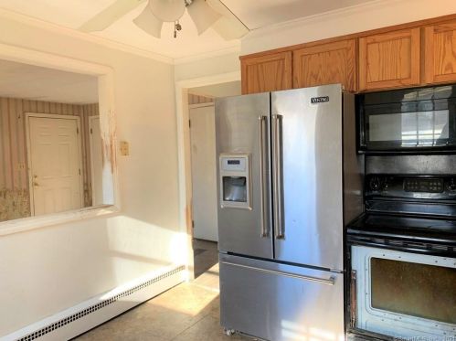 21 Arthur Ave, Enfield CT 06082-2503 exterior