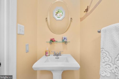 5806 Tudor Ln, Rockville MD 20852-2852 exterior