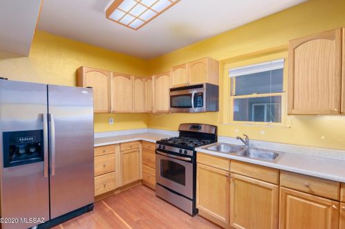 837 8 St, Tucson AZ 85719-5517 exterior