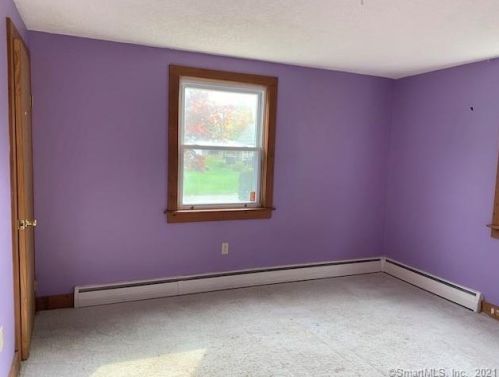 4 Arrow St, Enfield CT 06082-4637 exterior