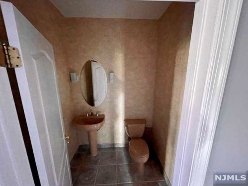 3 Bakley Ter, Town Center NJ 07052-2169 exterior