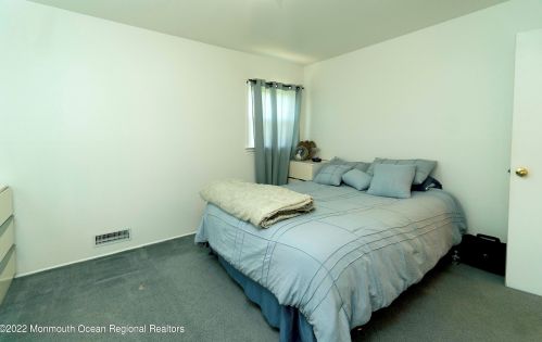 26 Phillips Rd, Edison NJ 08817-4611 exterior