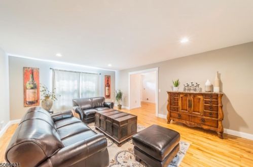 2 Arrowsmith Dr, Bridgewater NJ  08807-3801 exterior