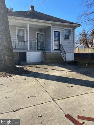 4122 Beck St, Washington, DC 20019-5610