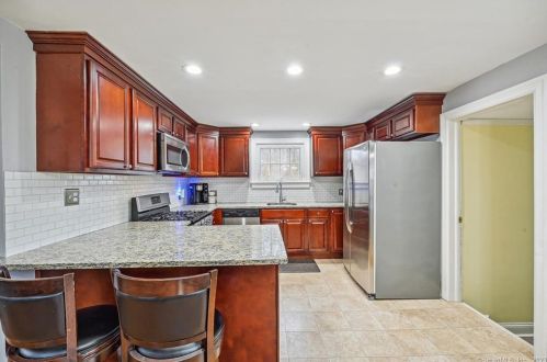 141 Cedarhurst Ln, Milford CT 06461-2721 exterior