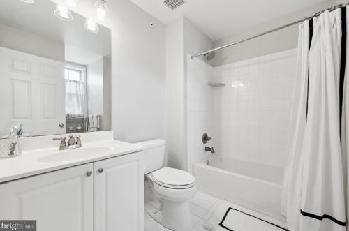 202 Admirals Way, Philadelphia PA 19146-5213 exterior