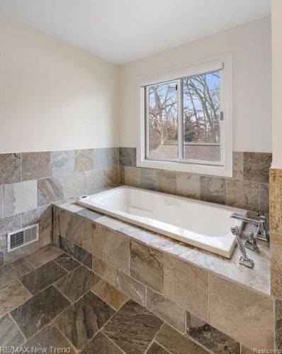 692 Appalachi St, Walled Lake MI  48390-1005 exterior