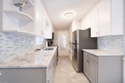 2047 Hbr Ln, Naples FL 34104-4218 exterior