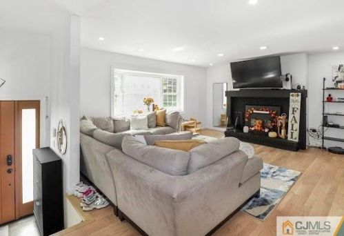 9 Estok Rd, Edison NJ  08817-4117 exterior