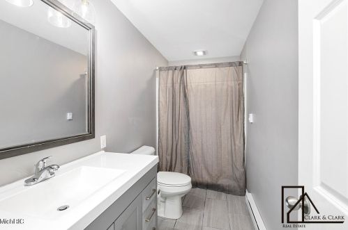 806 Grindle Dr, Lowell MI 49331-9326 exterior