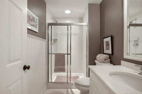 97 Whipstick Rd, Wilton CT 06897-1232 exterior