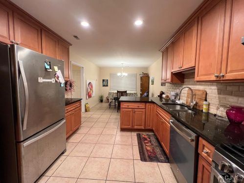 23 Hickory Hollow Ct, Edison NJ  08820-1071 exterior