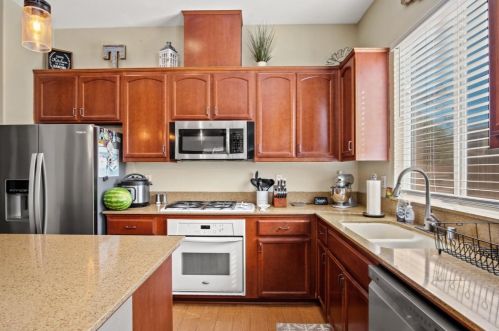 1072 La Paloma St, Turlock CA  95382-0485 exterior