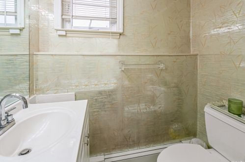 722 Eagle Dr, Valley Stream NY  11581-3540 exterior