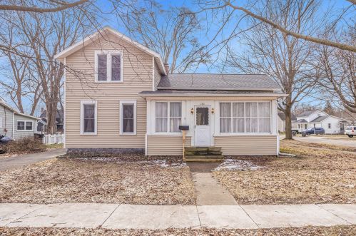 202 Plainwell St, Plainwell, MI 49080-1749