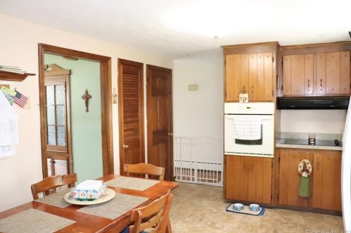 8 Sparkle St, Enfield CT 06082-5618 exterior