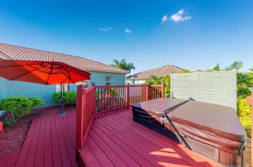 1131 Haleyberry Ave, Fort Pierce FL 34953-6832 exterior