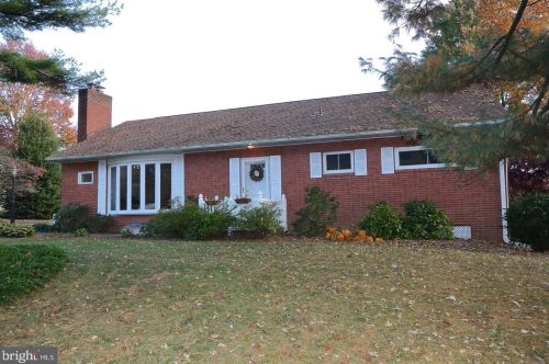 10 Pilgrim Dr, Lancaster, PA 17603-6452