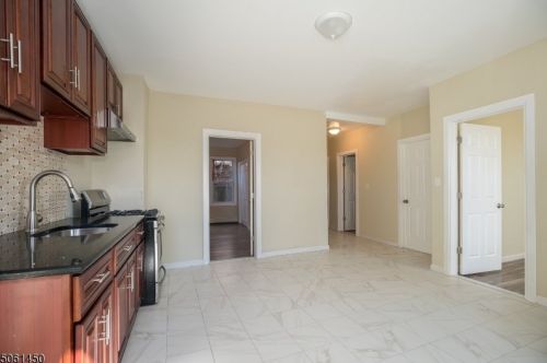 30 Glover Ave, West Paterson NJ 07424-2843 exterior