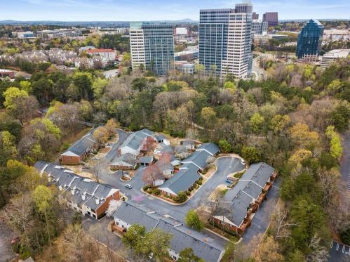 504 Dunwoody Chace, Atlanta GA 30328-6009 exterior