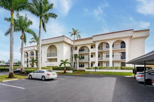 700 Valley Stream Dr, Naples FL 34113-4160 exterior