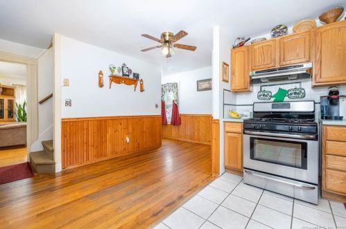 3 St, Windsor Locks CT 06096-1357 exterior