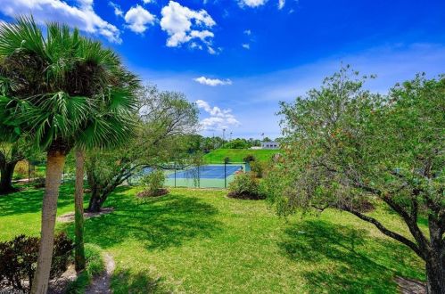 3306 Europa Dr, Naples FL 34105-5605 exterior