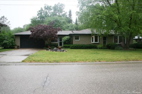 4975 Bluff Dr, Grand Rapids, MI 49525-1201