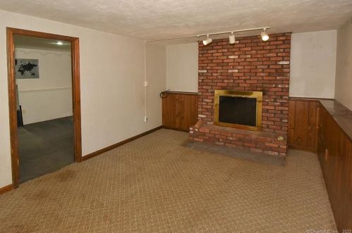 16 Ladd Rd, Ellington CT 06029-3104 exterior